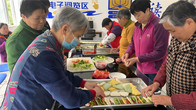 御苑家园社区开展“美食课堂之夹心荷叶饼”活动