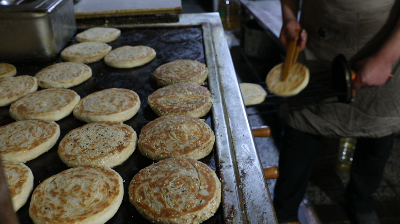 忙年|买烧饼排长队，济南这家店一天两千个不够卖