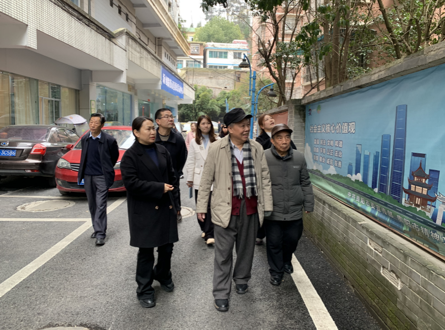 乌当区委老干部局组织离退休干部调研新创路街道“一老一小”工作