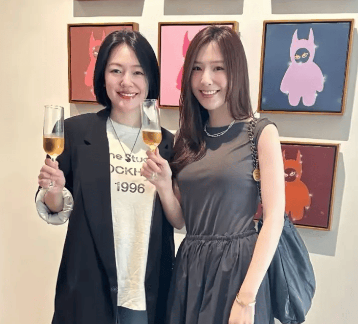 网友分享跟小S合影，笑容灿烂举杯庆祝女儿画展，评论区直接翻车