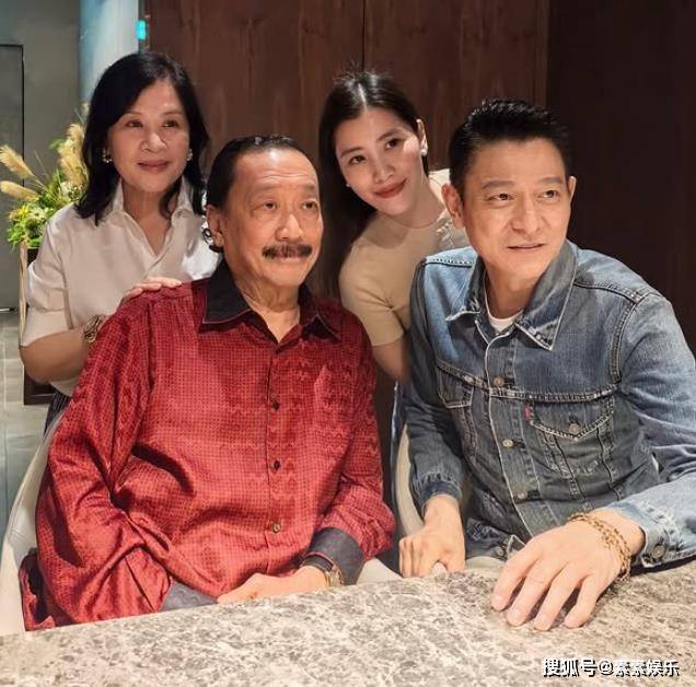 刘德华表妹在香港开店，刘德华 严纪雯 何超盈等人现身捧场