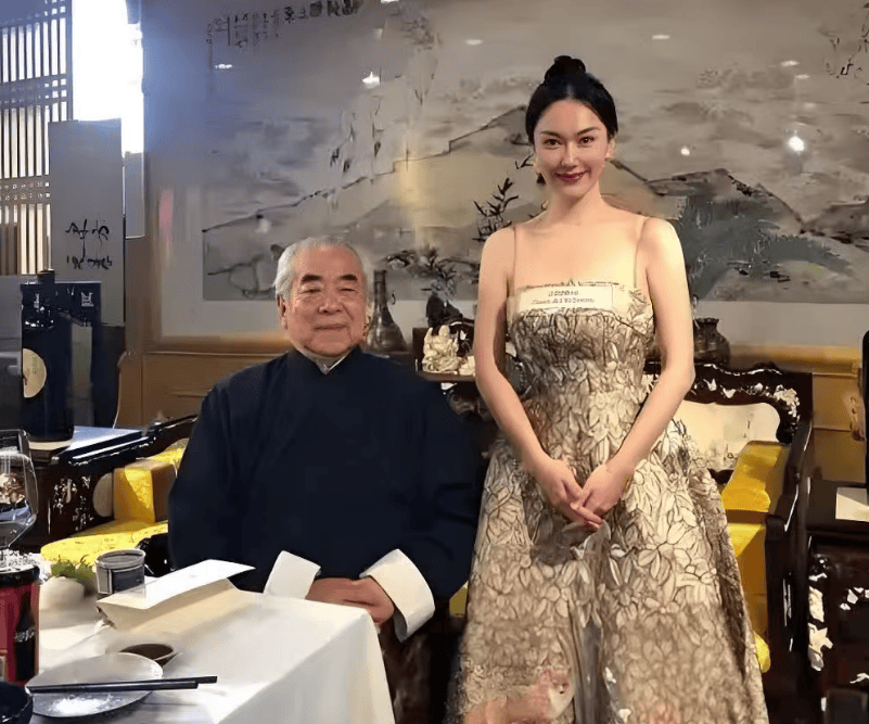 范曾陷入家族内斗！带娇妻去法国看展拒见女儿，徐萌疑似怀孕上位
