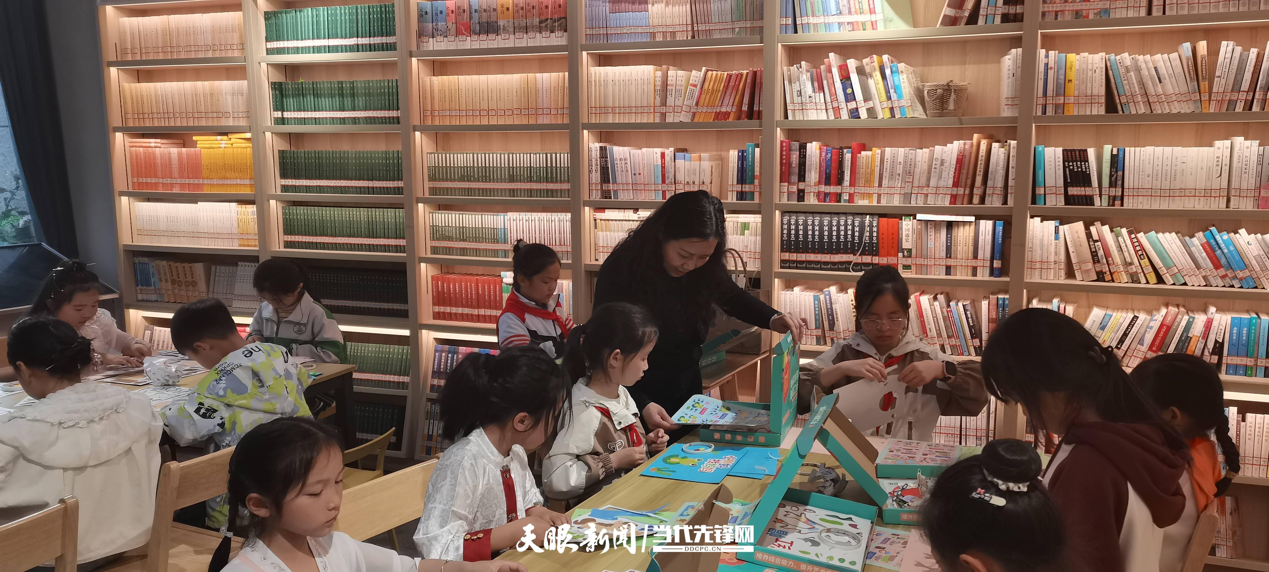 修文县关工委联合图书馆举办手工书制作活动