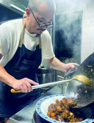 在书海里寻灵感，他沉迷“有故事的食物”—— 一人餐馆藏文学梦想