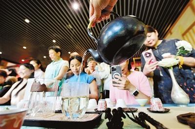 西湖龙井茶：十大冲泡法 滋味各不同