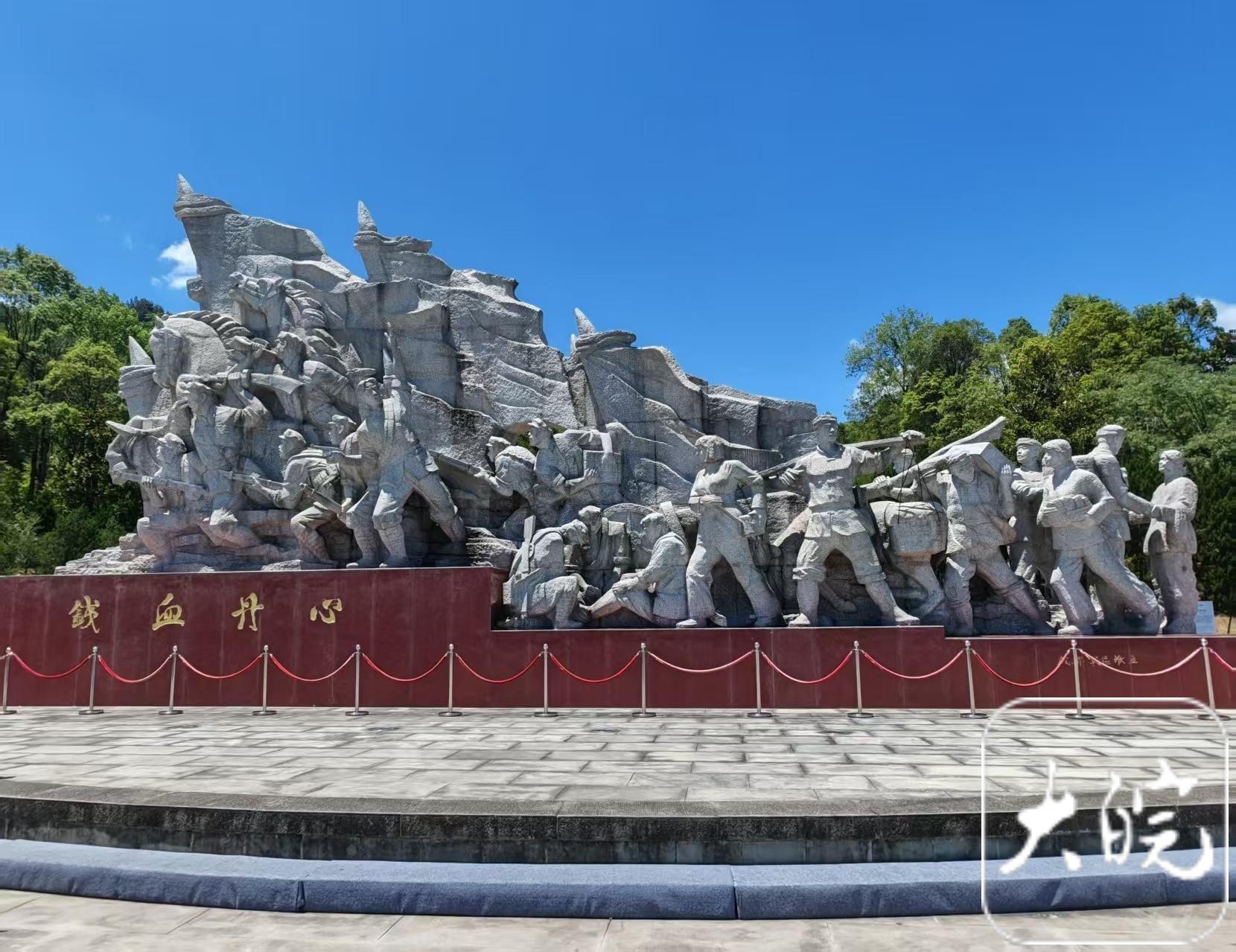 2025全国新兴主流媒体巴中行 | 采访团在通江县瞻仰全国最大红军烈士陵园