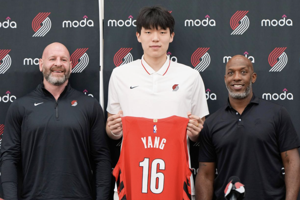 16号球员正式报到！杨瀚森亮相开拓者发布会，夏季联赛或迎首秀