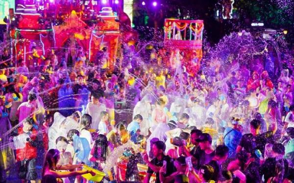 泼水狂欢节、周年庆典 天津方特夏日双重盛典清凉来袭！ 扫码阅读手机版