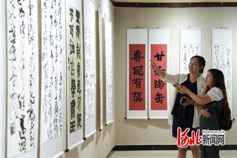 河北迁安：青年学子迁安桑皮纸书法特展开展