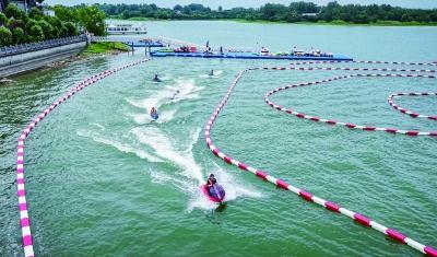 金牛湖上：卡丁船逐浪酷爽夏日