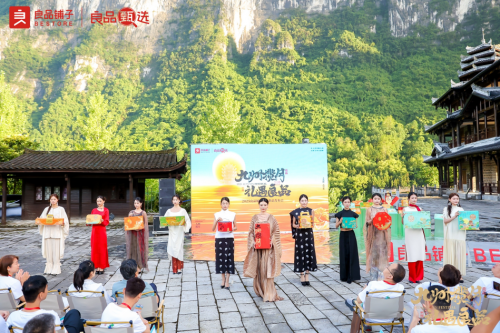提前锁定中秋爆款！良品铺子月饼礼盒加量不加价，团购定制通道开启