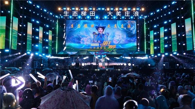 乌兰图雅“花开四季”庄浪演唱会激情开唱 点燃夏日狂欢夜