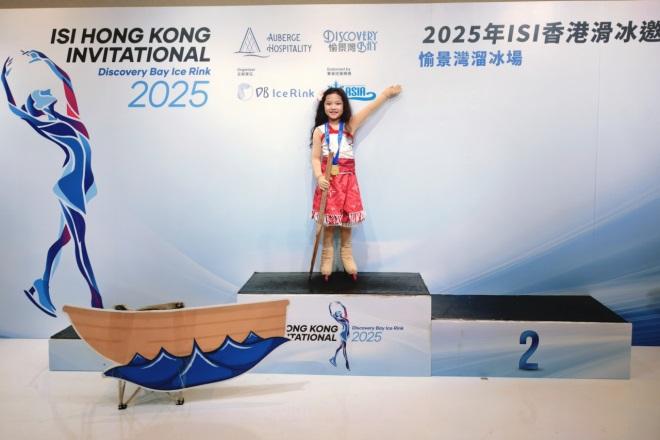 侯梓萱高级教练飞扬冰场点亮梦想