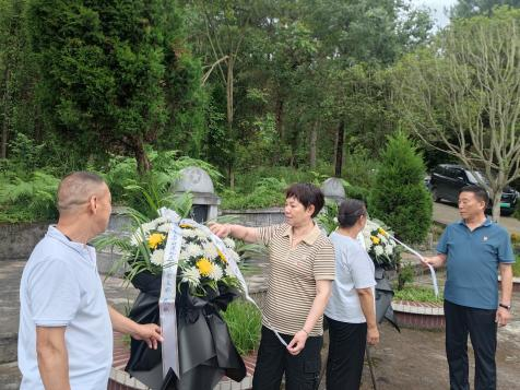 缅怀先烈强党性，赓续精神践初心——遵义市汇川区董公寺街道机关退休党支部开展主题党日活动