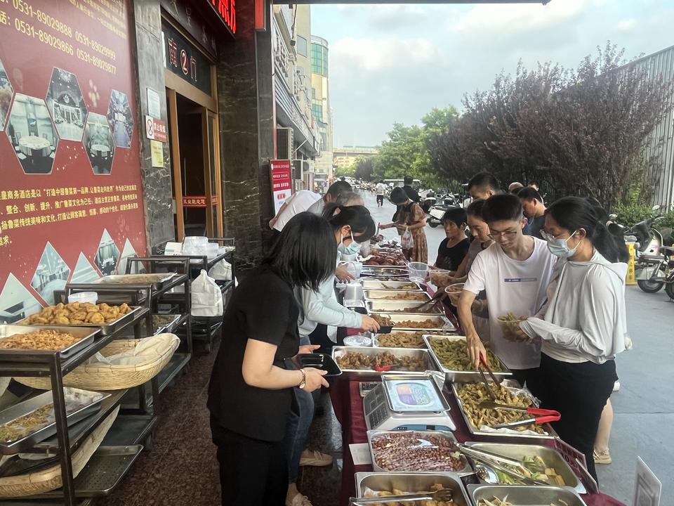 济南星级酒店“摆摊潮”涌动，花式冲业绩解锁消费新场景