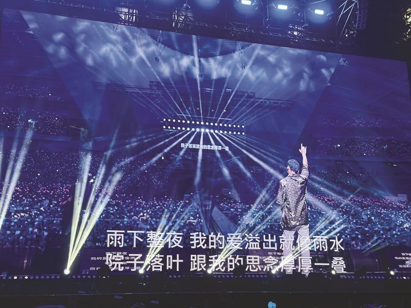 “周同学”演唱会风雨无阻