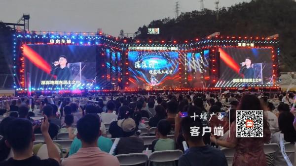 张韶涵、黄霄雲、程响等歌手在十堰开唱，再现经典曲目