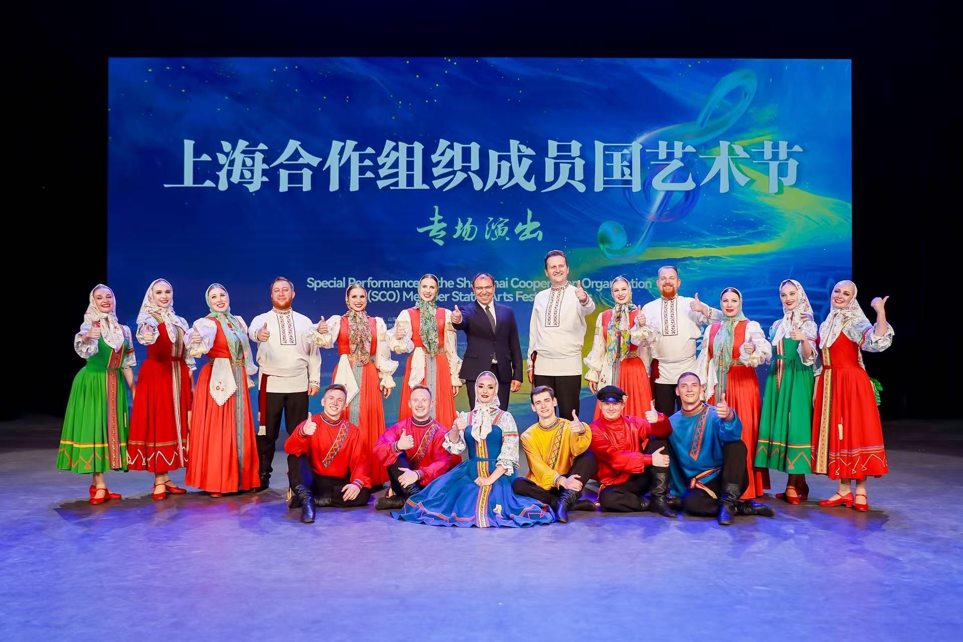 俄罗斯乌拉尔国立民族合唱团倾情献艺 上合艺术节青岛专场再掀文化热潮