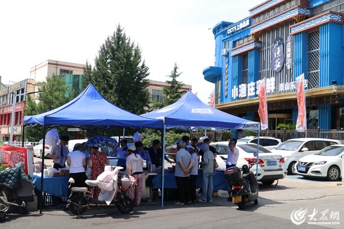 从“等客上门”到主动融入街市烟火 泰安多家饭店在街头支起摊位