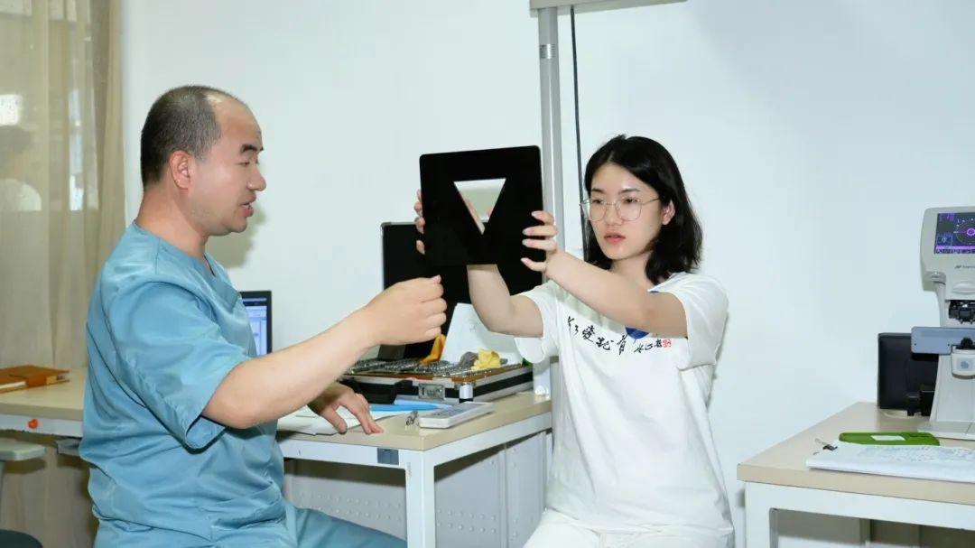 北京茗视光眼科第九届新全飞SMILE pro公益“摘镜” 照亮乡村女教师教育梦途