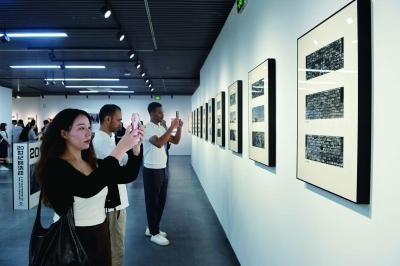 丁品系列水墨画《南京大屠杀死难者墙》美术特别展在宁开展
