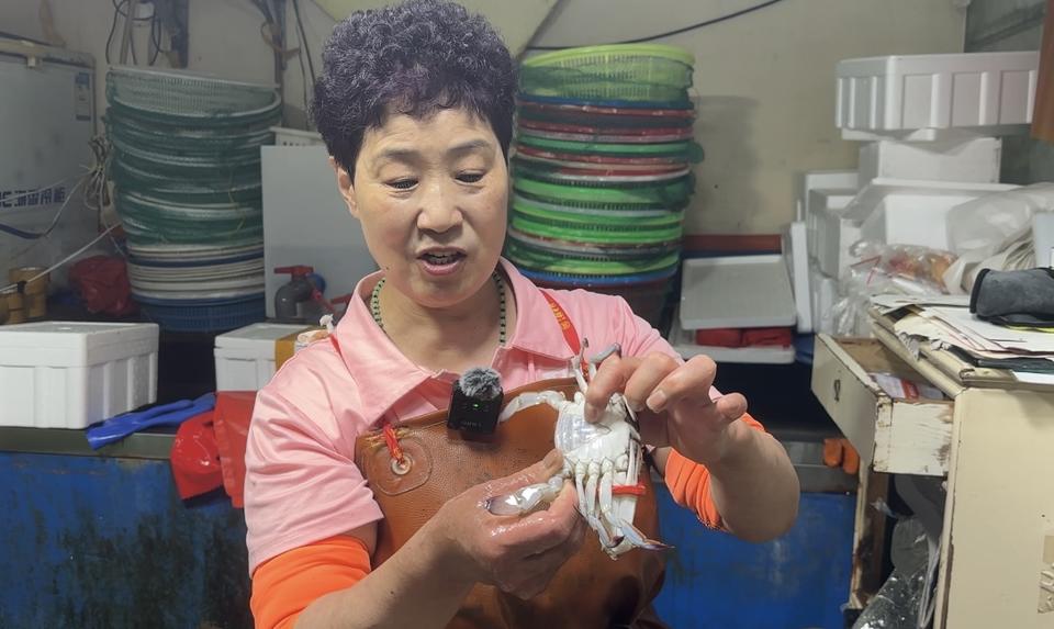 南蟹北卖：威海水产品批发市场上演南北螃蟹“鲜”活对决