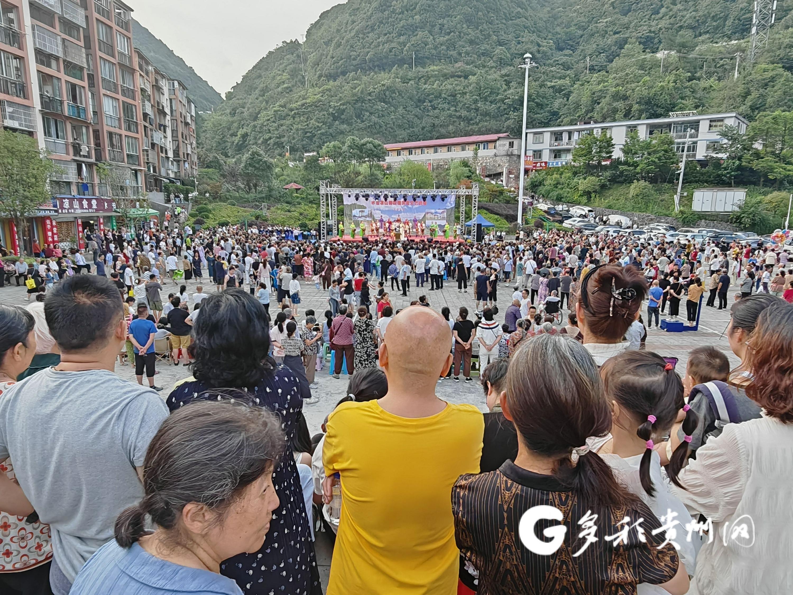 习水县双龙乡：消夏文艺晚会续写清凉约定！