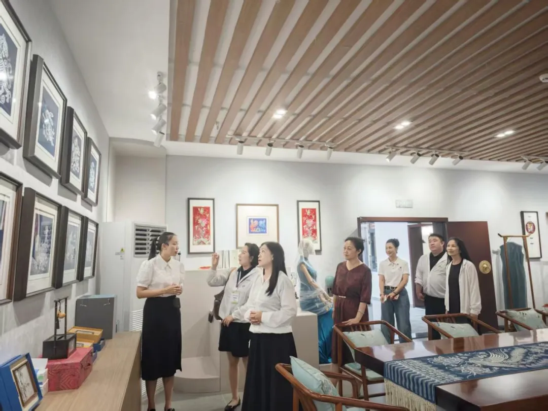 香港立法会议员郭玲丽一行赴贵州老年大学调研