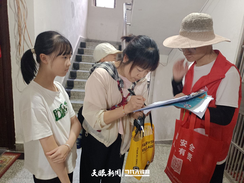 云岩区三桥路街道新街社区关工委开展暑期防溺水安全知识入户宣传活动