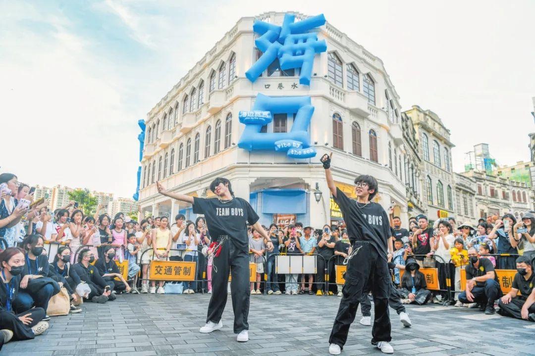 综艺节目《开始跳舞吧》第三季TEAM BOYS成员亮相海口骑楼老街