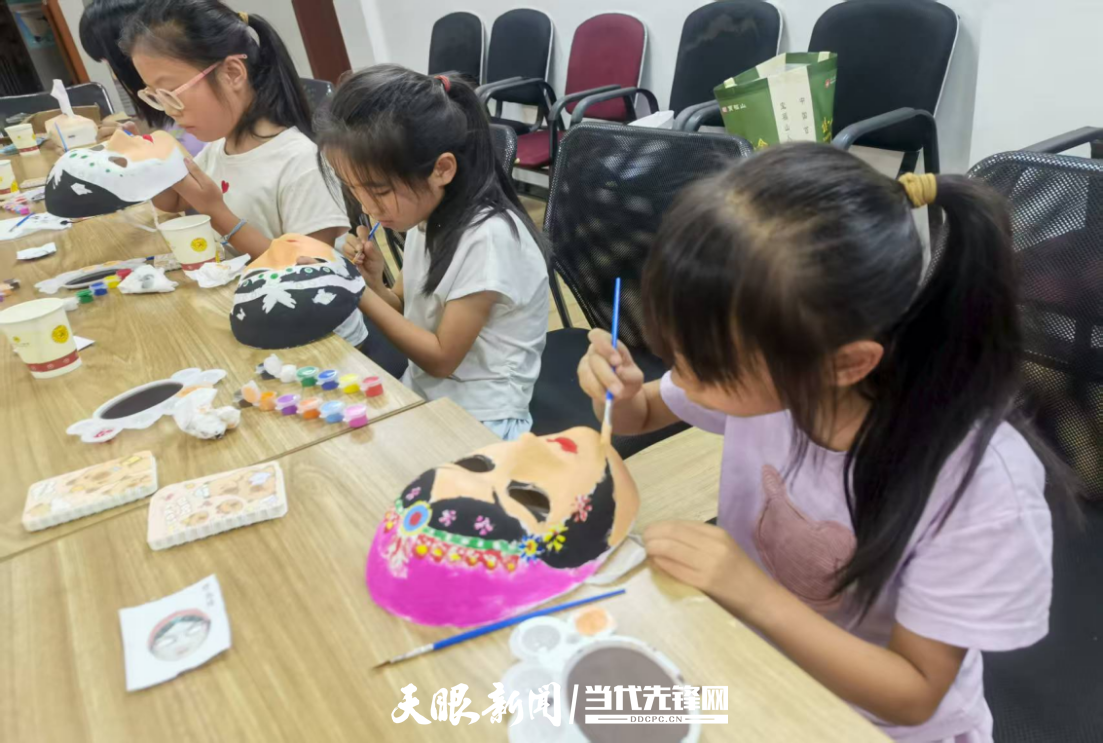 观山湖区金阳街道关工委联合黎海社区举办暑期青少年彩绘脸谱活动