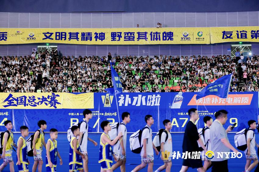 活力补水，东鹏补水啦和NYBO小球员们一起“上场”