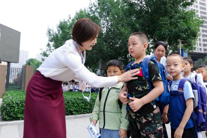 晋源区第十小学校迎新生：朱砂启智 笔墨书“人” 萌娃开启小学时光