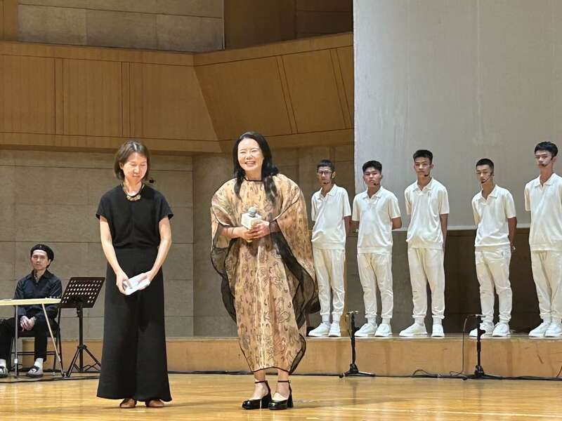 无声合唱团在第七届星空艺术节上与龚琳娜即兴表演