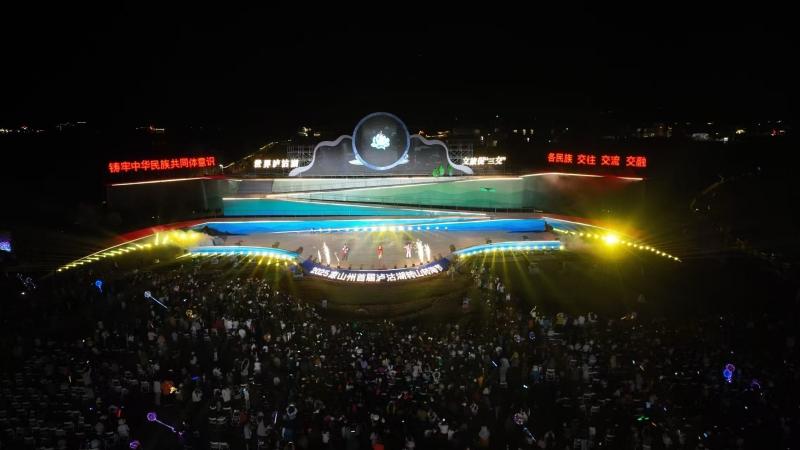 四川凉山举行“泸沽湖之夜”星空音乐会