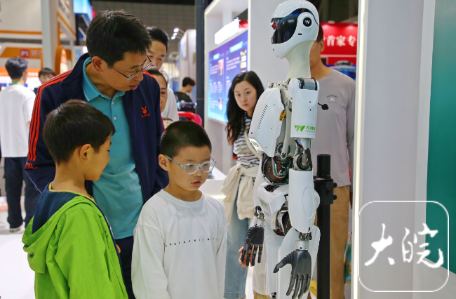 记者探馆2025世界制造业大会，新能源汽车成为电网的“充电宝”
