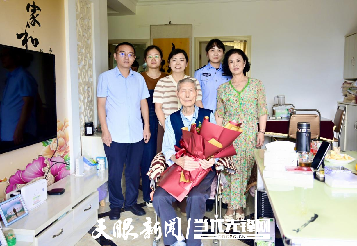 桐梓县委组织部、县公安局共同为离休干部过“政治生日”