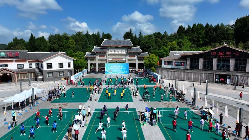 庄稼汉变身运动员 四川乐至首届“乡村气排球”比赛开幕