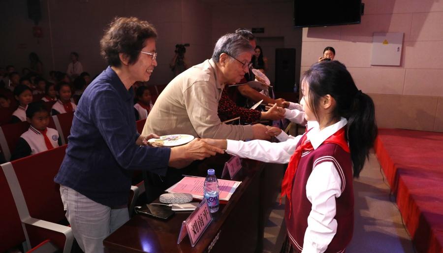 胶东孩子剧团薪火相传，红色思政课堂童心闪耀——烟台市文化馆“行走的美育课堂”走进西牟小学