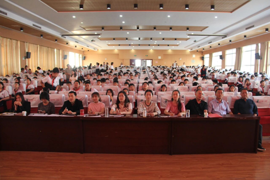 临沂第八中学七年级举行红歌合唱比赛