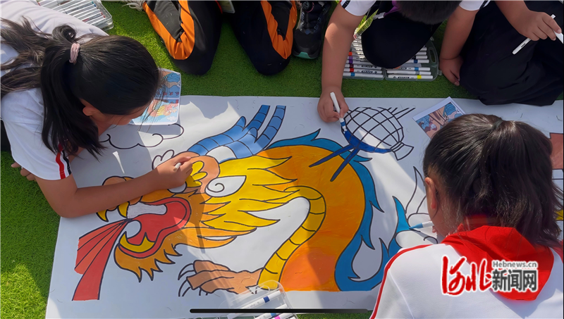 青龙满族自治县第三实验小学开展百人绘画迎国庆活动