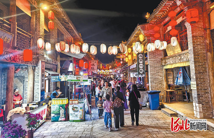 记者走基层·假日消费 活力涌动｜夜游古镇 戏韵悠长人陶醉