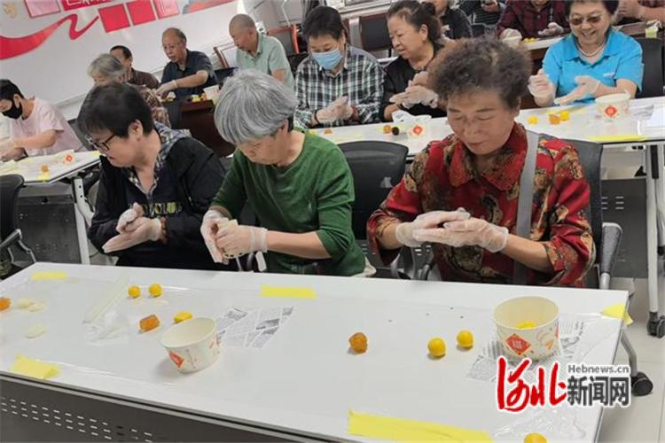 石家庄市华兴社区：居民制作手工冰皮月饼过中秋