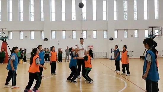 莒南县西城小学举行“西BA”篮球班级联赛