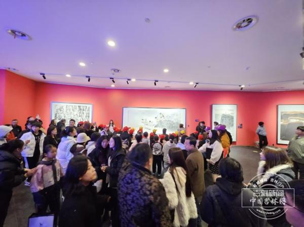 将艺术鉴赏课堂搬进美术馆 吉林青少年走进“人民必胜——中俄美术作品展”参观临摹