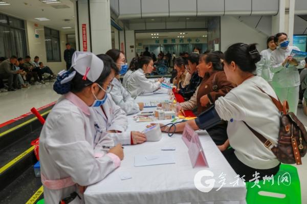 世界骨质疏松日 | 遵医附院内分泌与代谢病科举办健康义诊活动