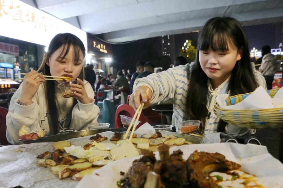毕节桥洞夜宴：一把剪刀剪开市井热辣，炭火里烤出人间松弛