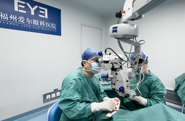 八旬老伯轻信短视频停服降压降糖药 突发“眼中风”致右眼失明