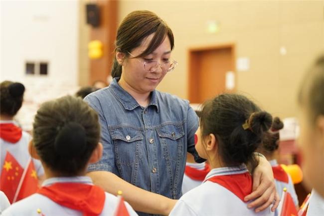 无锡尚贤融创小学“班班有歌声”落幕：童真唱红音，思政融旋律