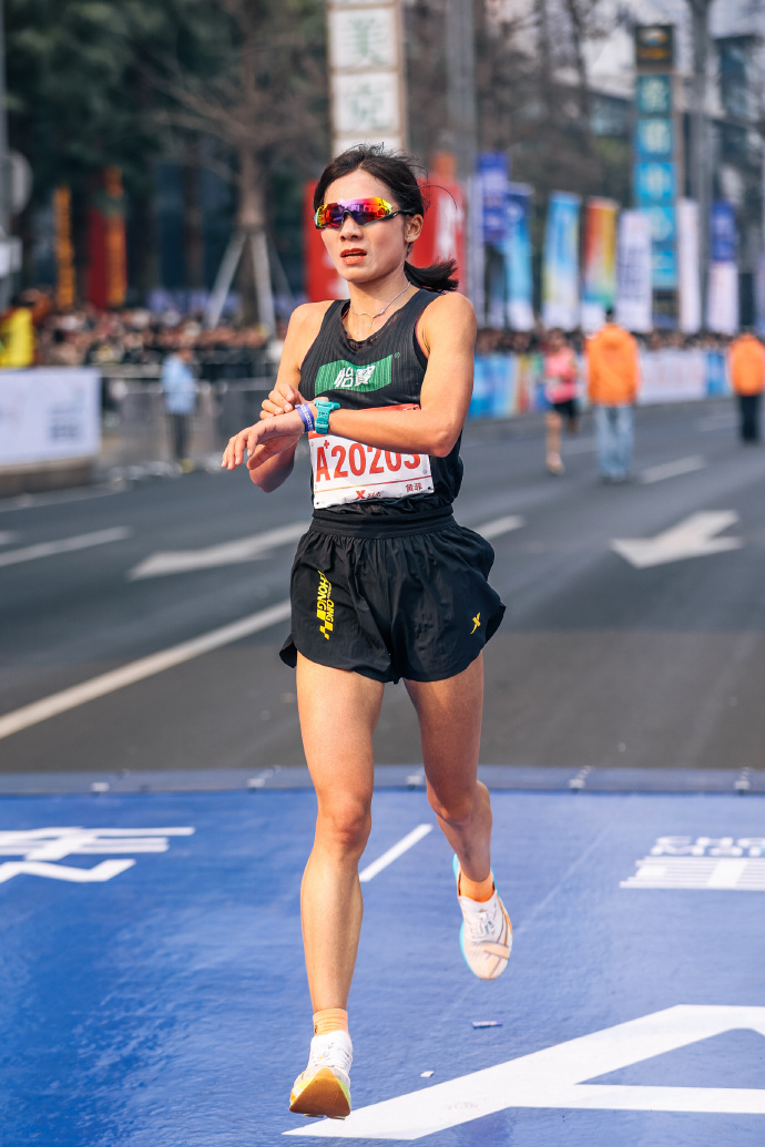 平凡宝妈逆袭成马拉松冠军：黄菲 14 天连夺三冠创奇迹